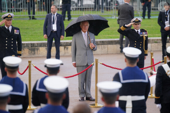 Le roi Charles III d'Angleterre et Camilla Parker Bowles, reine consort d'Angleterre, accueillis à bord de la frégate de la Royal Navy, "Iron Duke" à Bordeaux, le 22 septembre 2023. Une réception y est organisée pour souligner les liens de défense entre la France et le Royaume-Uni. 