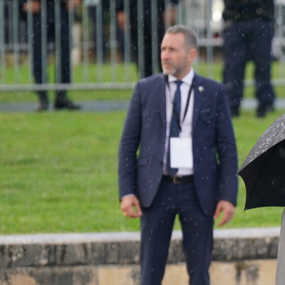 Le roi Charles III d'Angleterre et Camilla Parker Bowles, reine consort d'Angleterre, accueillis à bord de la frégate de la Royal Navy, "Iron Duke" à Bordeaux, le 22 septembre 2023. Une réception y est organisée pour souligner les liens de défense entre la France et le Royaume-Uni. 