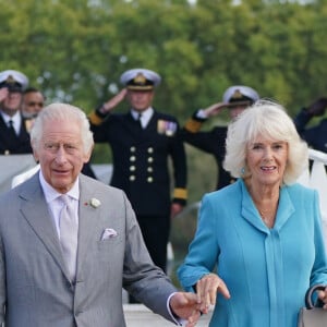 Le roi Charles III d'Angleterre et Camilla Parker Bowles, reine consort d'Angleterre, accueillis à bord de la frégate de la Royal Navy, "Iron Duke" à Bordeaux, le 22 septembre 2023. Une réception y est organisée pour souligner les liens de défense entre la France et le Royaume-Uni. 