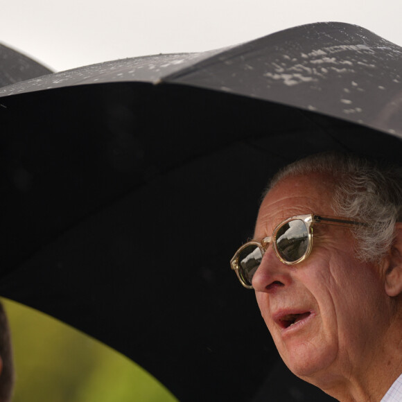 Le roi Charles III d'Angleterre et Camilla Parker Bowles, reine consort d'Angleterre, accueillis à bord de la frégate de la Royal Navy, "Iron Duke" à Bordeaux, le 22 septembre 2023. Une réception y est organisée pour souligner les liens de défense entre la France et le Royaume-Uni. 