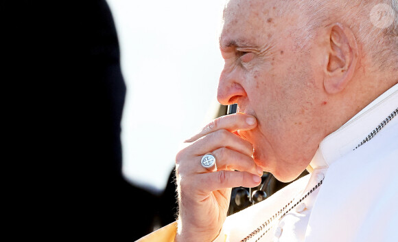 Le pape François lors du moment de recueillement à la stèle, avec les chefs religieux, au Mémorial dédié aux marins et migrants perdus en mer, lors de sa visite officielle à Marseille. Le 22 septembre 2023 © Dominique Jacovides / Bestimage 