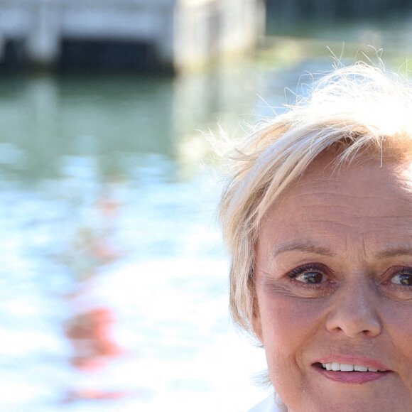 Elle était devenue une "alcoolique mondaine de son propre aveu"
Muriel Robin lors du photocall du film "Les yeux grands fermés" lors de la 25ème édition du Festival de la fiction de la Rochelle, France, le 14 septembre 2023. © Denis Guignebourg/BestImage 