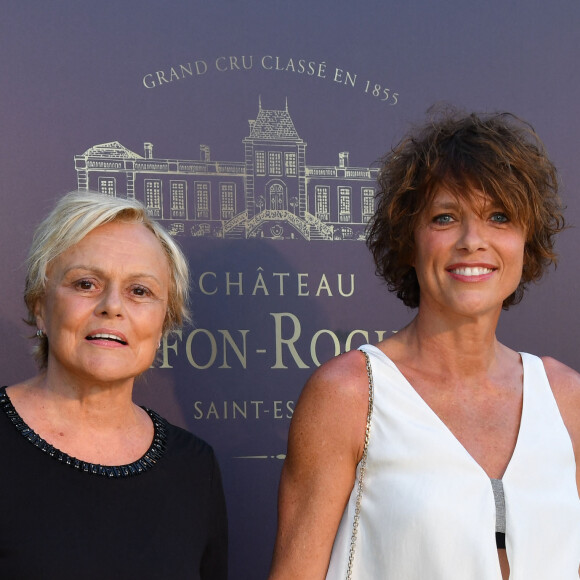 Muriel Robin et sa femme Anne Le Nen - 9ème gala étoilé Patrick Mouratoglou (coach légendaire de S. Williams) au profit de la Fondation Champ'seed à la Mouratoglou Academy afin de soutenir les jeunes espoirs du tennis mondial à Biot le 18 juin 2023. Un dîner était organisé autour de l'iconique piscine en forme de raquette, suivi d'une vente aux enchères avec des lots prestigieux dont une heure d'entrainement en compagnie de M. Tyson. 