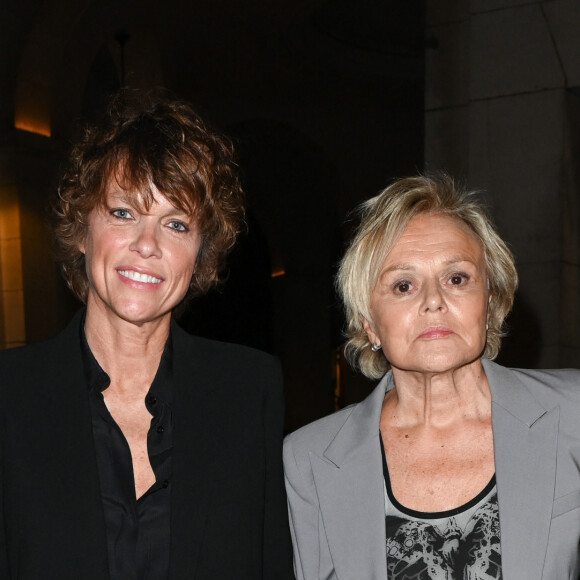 Mais sa rencontre avec Anne Le Nen a été un electrochoc
Exclusif - Anne Le Nen et et sa femme Muriel Robin (Grand prix du centième anniversaire de la naissance de Raymond Devos) - Cérémonie de remise du prix Raymond Devos au théâtre Edouard VII à Paris cadre de la 28ème édition de la semaine de la Langue Française et de la Francophonie le 20 mars 2023. Le théâtre a rendu hommage à R. Devos avec le spectacle "Il a de la côte Devos!" mis en scène par D. Benoin. A. Lutz et M. Robin héritiers de l'artiste, salués pour leur maitrise de la langue et leur manière de jouer, ont reçus leurs prix. © Coadic Guirec - Cyril Bruneau / Bestimage 