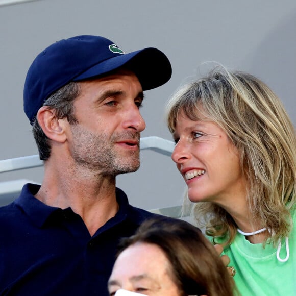 Le couple qui est sur un petit nuage depuis 2019 poste de nombreux clichés sur Instagram qui prouvent un peu plus qu'il n'y a pas d'âge pour retrouver l'amour. 
Karin Viard et son compagnon Manuel Herrero dans les tribunes des Internationaux de France de Roland Garros à Paris le 11 juin 2021. 