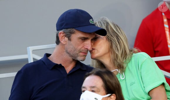 Karin Viard et son compagnon Manuel Herrero dans les tribunes des Internationaux de France de Roland Garros à Paris le 11 juin 2021.