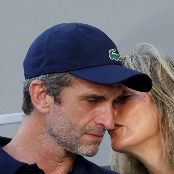 Karin Viard et son compagnon Manuel Herrero dans les tribunes des Internationaux de France de Roland Garros à Paris le 11 juin 2021.