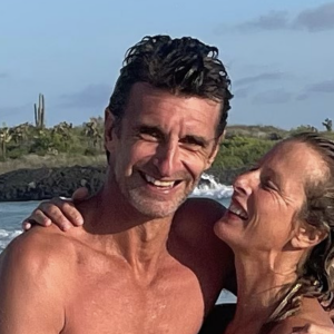 Karin Viard et son mari Manuel Herrero en vacances.