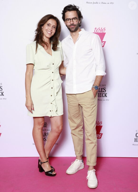 D'après les dires de l'animatrice, "la maison ne ressemblait pas à grand chose" lorsqu'ils l'ont visitée pour la première fois. 
Exclusif - Carole Tolila et Thomas Isle - Soirée "Télé 7 Jours Summer Party" au restaurant "Monsieur Bleu" à Paris le 14 juin 2022. © Christophe Aubert via Bestimage