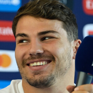 Lors du match contre la Namibie, Antoine Dupont a été violemment percuté au visage
Antoine Dupont ( 9 - France ) - Conférence de presse de l'équipe de France de Rugby à Paris. © Federico Pestellini / Panoramic / Bestimage 