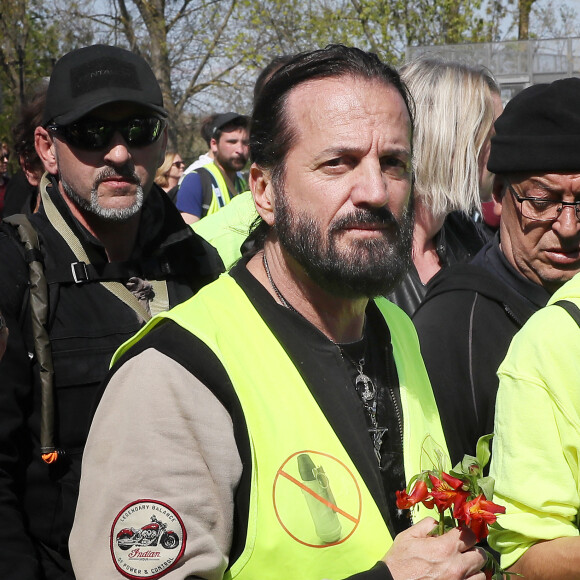 Car oui, Francis Lalane a quatre autres enfants bien plus agés que Léïah.
Francis Lalanne prend part à la manifestation des Gilets Jaunes acte 20 à Bordeaux, le 30 mars 2019. ©Patrick Bernard / Bestimage