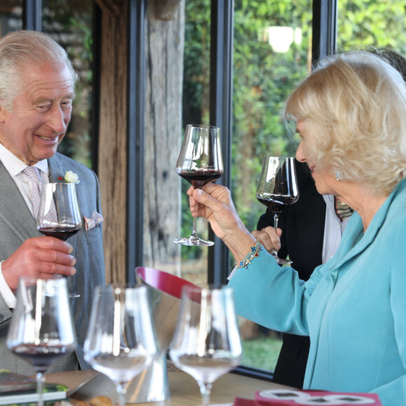 Le roi Charles III d'Angleterre et Camilla Parker Bowles, reine consort d'Angleterre, visitent le domaine viticole Chäteau Smith Haut Lafitte à Martillac près de Bordeaux, le 22 septembre 2023. Le couple royal britannique est en visite en France du 20 au 22 septembre 2023. 