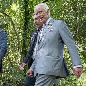 Le roi Charles III d'Angleterre, visite la forêt expérimentale de Floirac près de Bordeaux, le 22 septembre 2023. L'objectif de ce parcours est d'en savoir plus sur les efforts visant à lutter contre les effets du changement climatique sur les forêts, ainsi que sur l'impact dévastateur des incendies de forêt de l'année dernière et sur la façon dont la communauté locale s'est remise de la catastrophe et a mis en oeuvre des stratégies de prévention des incendies et de résilience des forêts. Le couple royal britannique est en visite en France du 20 au 22 septembre 2023. 