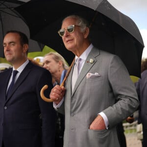 Le roi Charles III d'Angleterre et Camilla Parker Bowles, reine consort d'Angleterre, accueillis à bord de la frégate de la Royal Navy, "Iron Duke" à Bordeaux, le 22 septembre 2023. Une réception y est organisée pour souligner les liens de défense entre la France et le Royaume-Uni. 