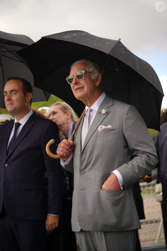 Le roi Charles III d'Angleterre et Camilla Parker Bowles, reine consort d'Angleterre, accueillis à bord de la frégate de la Royal Navy, "Iron Duke" à Bordeaux, le 22 septembre 2023. Une réception y est organisée pour souligner les liens de défense entre la France et le Royaume-Uni. 