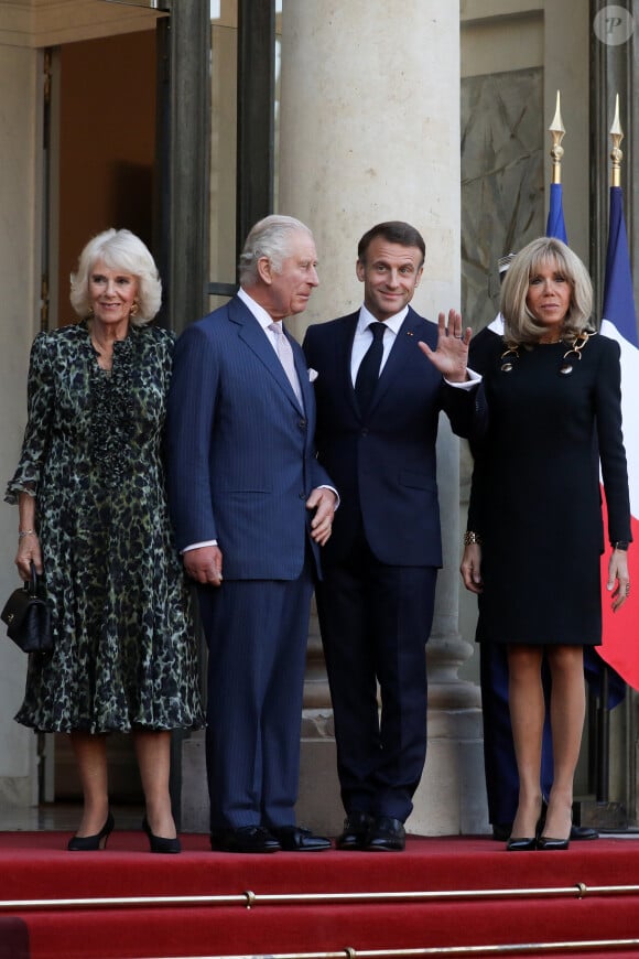 le président Emmanuel Macron, Brigitte Macron, Le roi Charles III d'Angleterre, Camilla Parker Bowles, reine consort d'Angleterre - Le président de la République et sa femme ont reçu le roi et la reine consort au palais de l'Elysée à Paris le 21 septembre 2023. © Stéphane Lemouton / Bestimage 