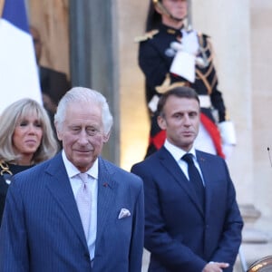 Le président de la République française Emmanuel Macron et sa femme la Première Dame Brigitte Macron raccompagnent le roi Charles III d'Angleterre et la reine consort d'Angleterre, au palais de L'Elysée à Paris, France, le 21 septembre 2023, avant de partir pour Bordeaux, où le couple royal britannique poursuivra sa visite d'État de trois jours en France. © Cyril Moreau/Bestimage 