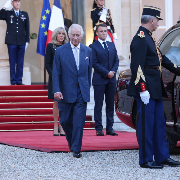 Le président de la République française Emmanuel Macron et sa femme la Première Dame Brigitte Macron raccompagnent le roi Charles III d'Angleterre et la reine consort d'Angleterre, au palais de L'Elysée à Paris, France, le 21 septembre 2023, avant de partir pour Bordeaux, où le couple royal britannique poursuivra sa visite d'État de trois jours en France. © Cyril Moreau/Bestimage 
