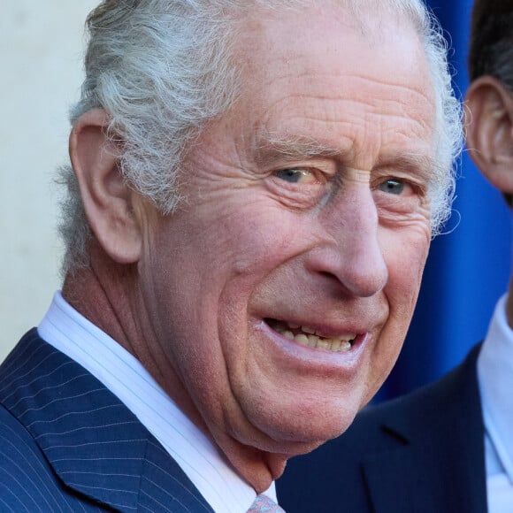 Le roi Charles III d'Angleterre - Le président de la République et sa femme raccompagnent le roi Charles III d'Angleterre et Camilla Parker Bowles, reine consort d'Angleterre, au palais de L'Elysée à Paris, France, le 21 septembre 2023, avant de partir pour Bordeaux, où le couple royal britannique poursuivra sa visite d'État de trois jours en France. © Jacovides / Moreau / Bestimage 