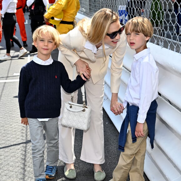 Pas d'information quant à la destination potentielle du prochain déménagement 
Beatrice Borromeo et ses enfants Stefano et Francisco Casiraghi durant le 6eme Monaco E-Prix à Monaco, le 6 mai 2023. Nick Cassidy (Envision Racing) s'est imposé à Monaco devant le Néo-Zélandais Mitch Evans (Jaguar TCS Racing), arrivé second, et le Britannique Jake Dennis (Avalanche Andretti), 3eme. Nick Cassidy prend la tête du championnat. Le championnat de Formule E est une compétition automobile, organisée par la FIA, mettant en scène uniquement des monoplaces 100% électriques. Le premier E Grand Prix a eu lieu à Pekin en septembre 2014. © Bruno Bebert/Bestimage 