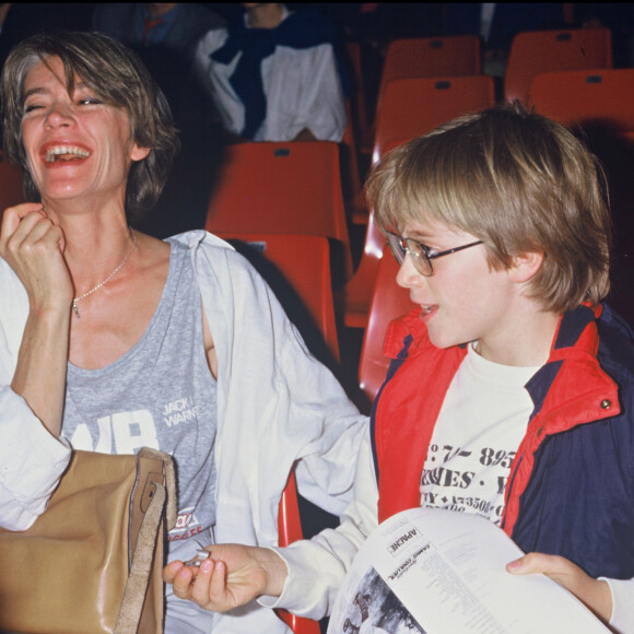 Ensemble, ils ont eu Thomas, un enfant qui a fait le bonheur de l'artiste regrettée et qui aurait pu avoir une petite soeur. Mais Françoise Hardy a fait une fausse couche
Françoise Hardy et Thomas Dutronc au Zénith en 1984