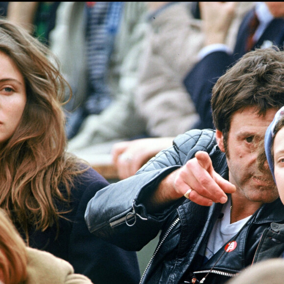 Archives - Emmanuelle Béart, Daniel Auteuil et Aurore en 1990 à Roland-Garros.
