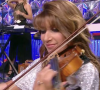 À savoir, la violoniste Karen Khochafian.
Karen Khochafian, membre de l'équipe musicale de "N'oubliez pas les paroles", France 2