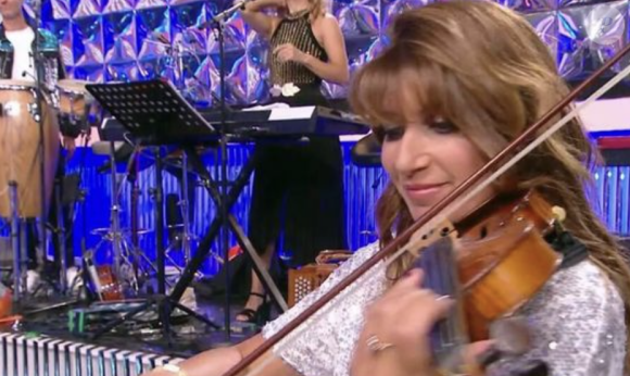 À savoir, la violoniste Karen Khochafian.
Karen Khochafian, membre de l'équipe musicale de "N'oubliez pas les paroles", France 2