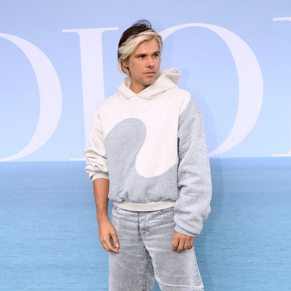 Aurélien Cotentin, de son vrai nom, aurait touché 15 millions d'euros, dont 3 millions "de bienvenue".
Orelsan au photocall du défilé de mode Homme printemps-été 2023 Dior à l'école du Val de Grâce à Paris, France, le 24 juin 2022. © Bertrand Rindoff/Bestimage 