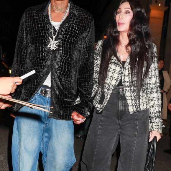 Cher et son petit-ami AE quittent l'hôtel Costes après une soirée entre amis avec Tyga, le 27 septembre 2023 à Paris