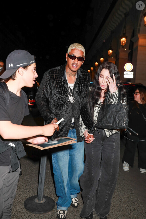 Cher et son petit-ami AE quittent l'hôtel Costes après une soirée entre amis avec Tyga, le 27 septembre 2023 à Paris