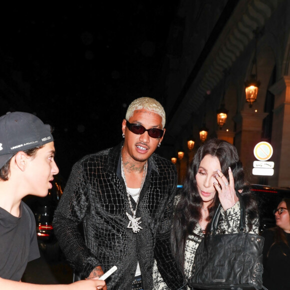 Cher et son petit-ami AE quittent l'hôtel Costes après une soirée entre amis avec Tyga, le 27 septembre 2023 à Paris