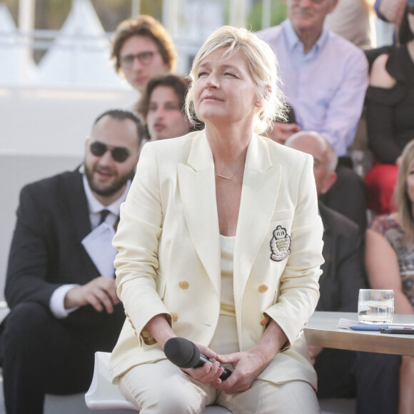 Mais aussi : "Si vous n'en n'avez pas, ce n'est pas la peine d'ouvrir la bouche, tout ce que vous pouvez dire peut être retourné contre vous."
Exclusif - Anne-Elisabeth Lemoine - Emission "C à vous" lors du 76ème Festival International du Film de Cannes le 22 mai 2023. © Jack Tribeca / Bestimage 