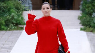 Eva Longoria sublime en rouge au défilé Victoria Beckham face à Pamela Anderson sans maquillage