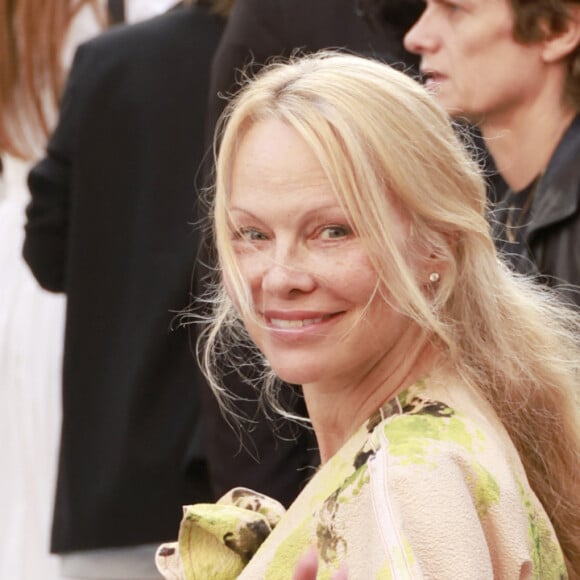 Pamela Anderson portait une robe liberty
Pamela Anderson - Personnalités au défilé de mode prêt-à-porter Victoria Beckham Printemps/été 2024 lors de la Fashion Week de Paris (PFW) , le 29 septembre 2023. © Christophe Aubert / Bestimage 