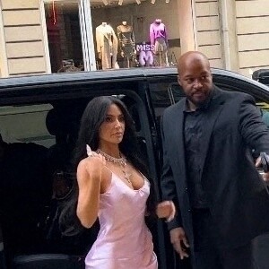 Kim Kardashian et Kris Jenner quittent le défilé Victoria Beckham, à Paris, le 29 septembre 2023