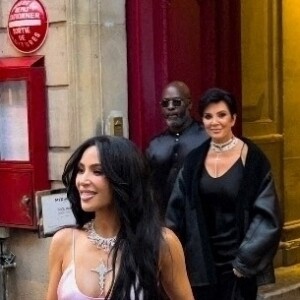Kim Kardashian et Kris Jenner quittent le défilé Victoria Beckham, à Paris, le 29 septembre 2023