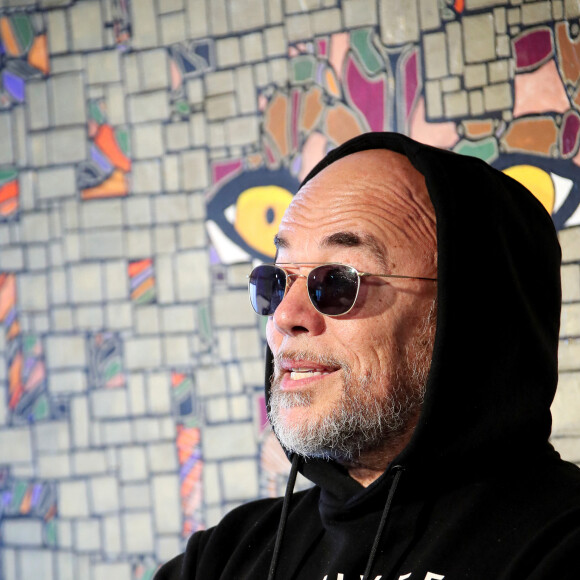 Exclusif - Le chanteur Pascal Obispo présente ses oeuvres (toiles, collages et dessins) au Musée Mer Marine à Bordeaux le 21 mars 2023. Pascal Obispo, fan de Picasso, peint depuis 2018. Il a traversé la pandémie et le confinement avec ses tableaux et se retrouve aujourd'hui, seulement en 5 ans, à la tête de plus de 250 oeuvres. Il en expose un peu plus de 60 pour la toute première fois à Bordeaux car il travaille toutes ses toiles depuis sa maison du Cap-Ferret. L'exposition s'appelle "Art Therapy" car il veut démontrer que l'on peut se reconstruire et oublier ses blessures d'enfance par la peinture. L'entrée du musée est payante mais aucune toile n'est à vendre. © Patrick Bernard / Bestimage 