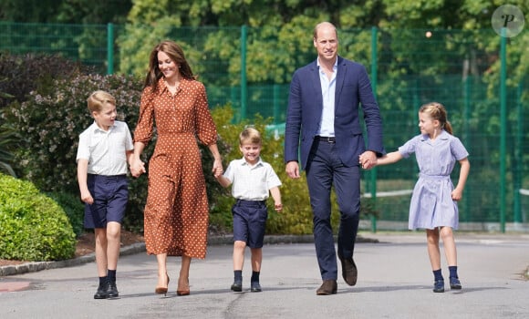 George pourra ainsi se faire appeler roi Alexander, son deuxième prénom, s'il le souhaite
Le prince William, duc de Cambridge et Catherine Kate Middleton, duchesse de Cambridge accompagnent leurs enfants George, Charlotte et Louis à l'école Lambrook le 7 septembre 2022. 