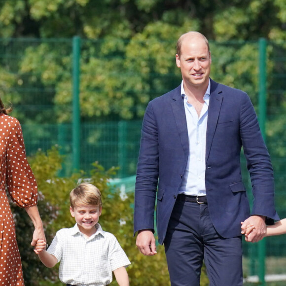 George pourra ainsi se faire appeler roi Alexander, son deuxième prénom, s'il le souhaite
Le prince William, duc de Cambridge et Catherine Kate Middleton, duchesse de Cambridge accompagnent leurs enfants George, Charlotte et Louis à l'école Lambrook le 7 septembre 2022. 