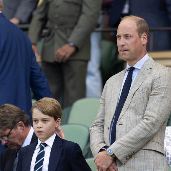 Comme l'autorise le règlement monarchique, chaque nouveau souverain peut choisir son nom de règne
Le prince George de Cambridge, le prince William, duc de Cambridge - Catherine (Kate) Middleton remet le trophée à Novak Djokovic, vainqueur du tournoi de Wimbledon le 10 juillet 2022. 