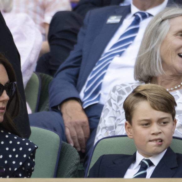 Le prince George de Cambridge - Catherine (Kate) Middleton remet le trophée à Novak Djokovic, vainqueur du tournoi de Wimbledon le 10 juillet 2022. 