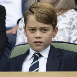 Le prince George de Cambridge - Catherine (Kate) Middleton remet le trophée à Novak Djokovic, vainqueur du tournoi de Wimbledon le 10 juillet 2022. 