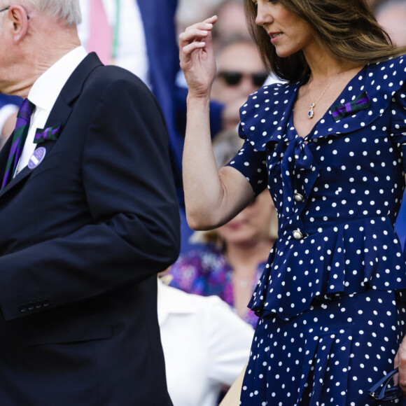 Le prince William, duc de Cambridge, et Catherine (Kate) Middleton, duchesse de Cambridge, avec le prince George de Cambridge dans les tribunes de la finale du tournoi de Wimbledon, le 10 juillet 2022. 