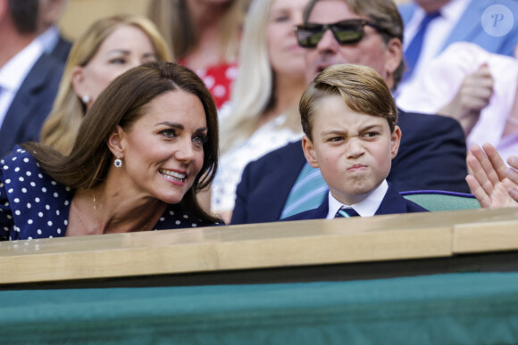 L'occasion pour lui, s'il le souhaite, de changer d'identité
Le prince William, duc de Cambridge, et Catherine (Kate) Middleton, duchesse de Cambridge, avec le prince George de Cambridge dans les tribunes de la finale du tournoi de Wimbledon, le 10 juillet 2022. 