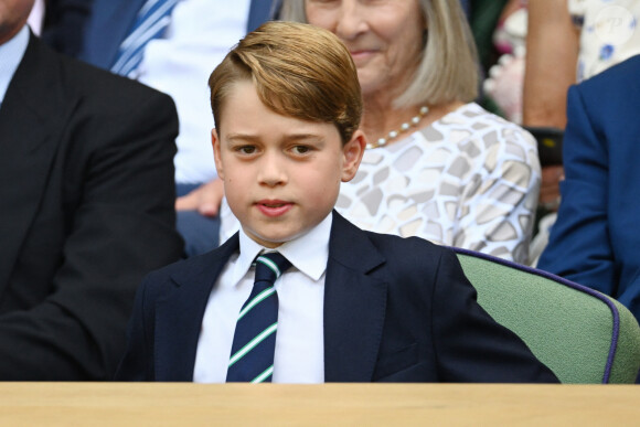 Le prince William, duc de Cambridge, et Catherine (Kate) Middleton, duchesse de Cambridge, avec le prince George de Cambridge dans les tribunes de la finale du tournoi de Wimbledon, le 10 juillet 2022. © Ray Tang/Zuma Press/Bestimage 