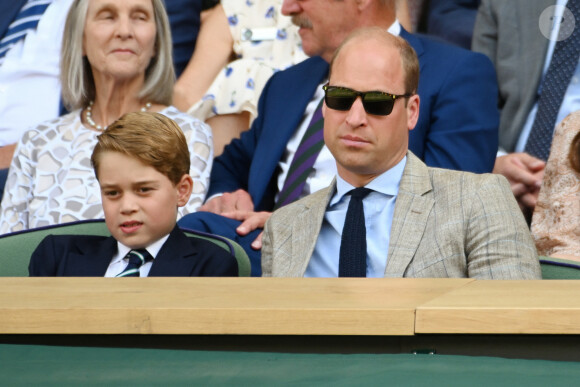 Le prince William, duc de Cambridge, et Catherine (Kate) Middleton, duchesse de Cambridge, avec le prince George de Cambridge dans les tribunes de la finale du tournoi de Wimbledon, le 10 juillet 2022. © Ray Tang/Zuma Press/Bestimage 