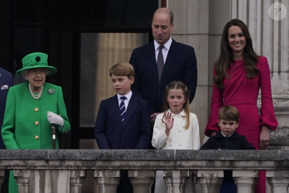 La reine Elisabeth II, le prince William, duc de Cambridge, Kate Catherine Middleton, duchesse de Cambridge, et leurs enfants le prince George, la princesse Charlotte et le prince Louis - La famille royale d'Angleterre au balcon du palais de Buckingham, à l'occasion du jubilé de la reine d'Angleterre. Le 5 juin 2022 