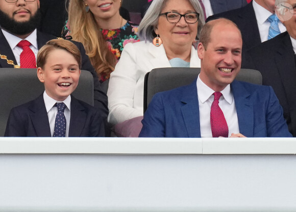 Le prince George et le prince William, duc de Cambridge - La famille royale d'Angleterre au concert du jubilé de platine de la reine d'Angleterre au palais de Buckingham à Londres. Le 4 juin 2022 