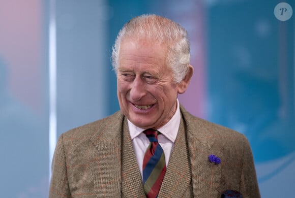 Que le roi Charles III a décidé de suivre, en hommage à sa maman sans doute
Le roi Charles III lors de sa visite au Global Underwater Hub, à Westhill (Ecosse), le 29 septembre 2023. 
